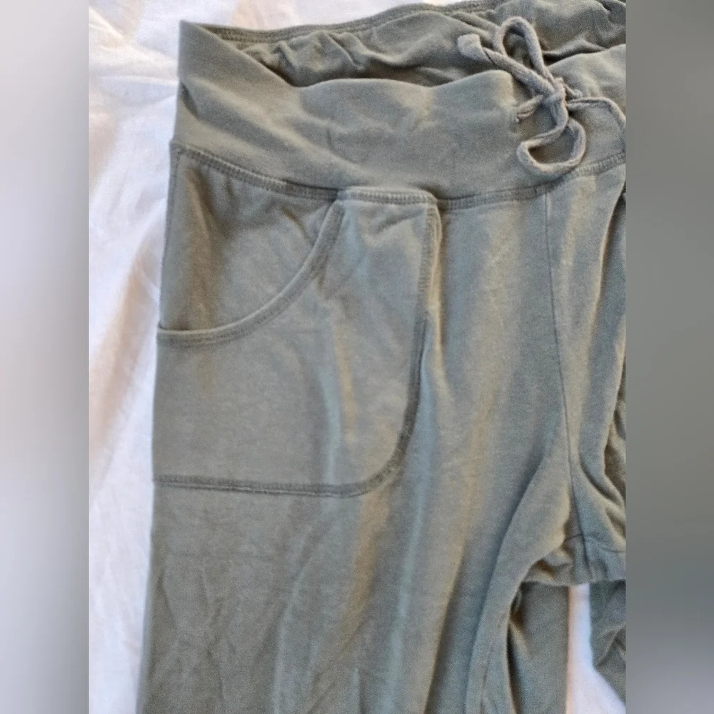 Athletic Works army green drawstring lounge Capri M (8-10) - Picture 2 of 6